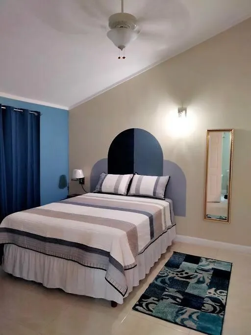 Comfy Seascape Retreat Near Kingston Airport Vila 0*,