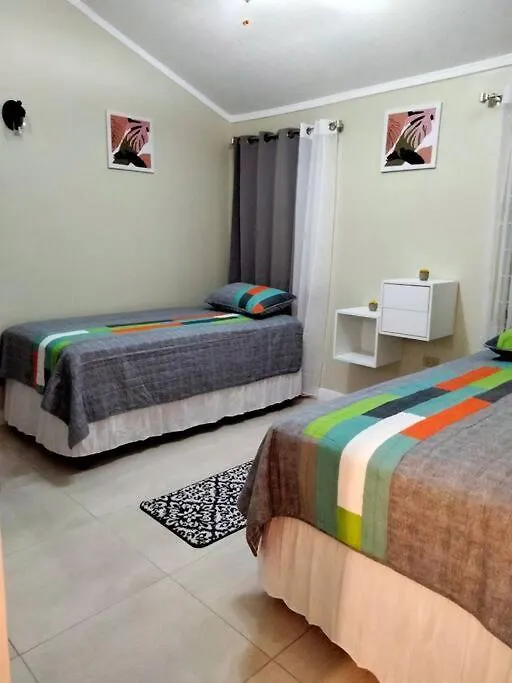 Comfy Seascape Retreat Near Kingston Airport Vila